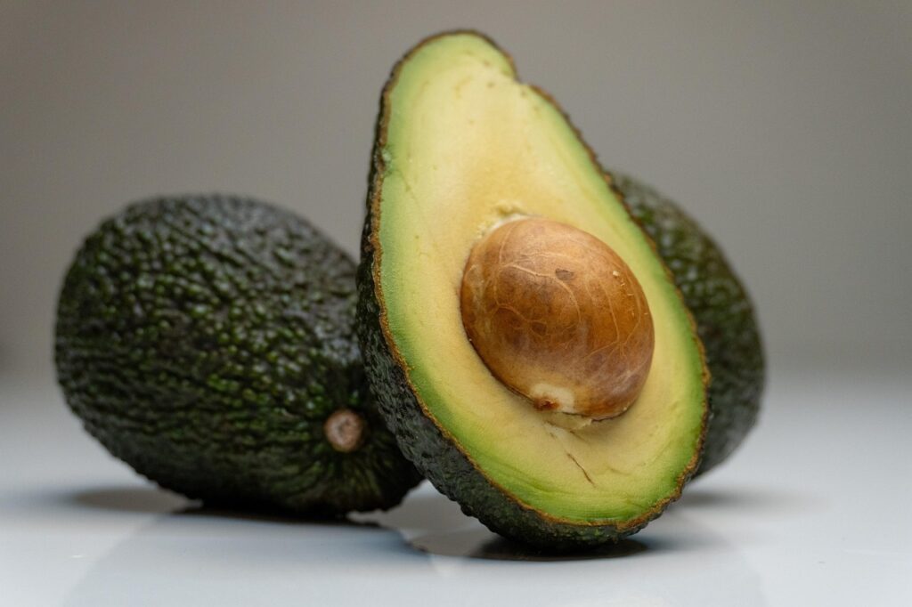 Il metodo per far germogliare l’avocado in casa in pochi giorni