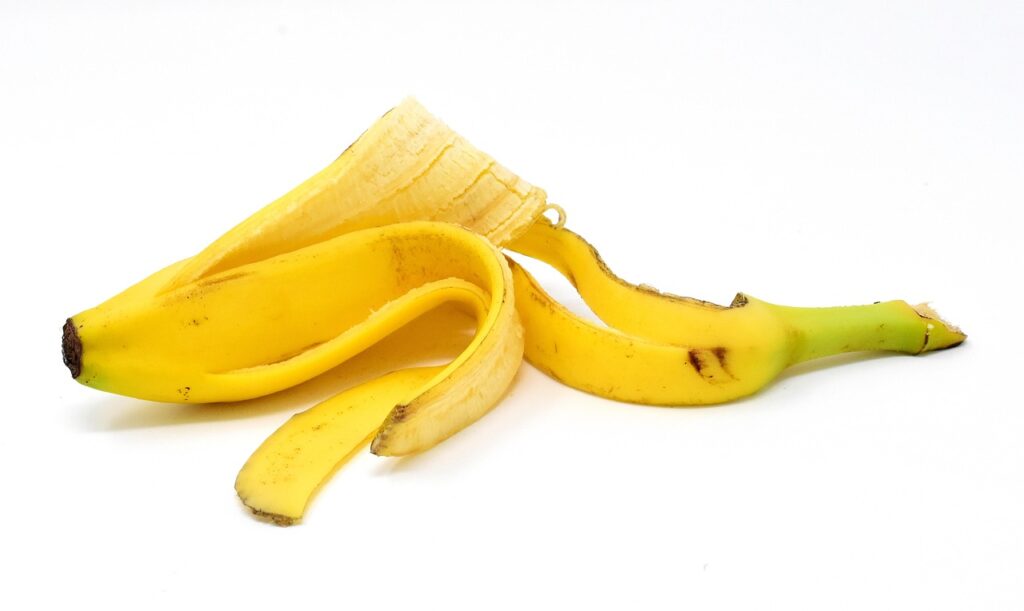 Non buttare le bucce di banana: sono il concime perfetto per le tue rose