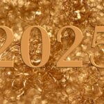 Immagine festiva con decorazioni natalizie e messaggi di auguri per il Natale 2025.