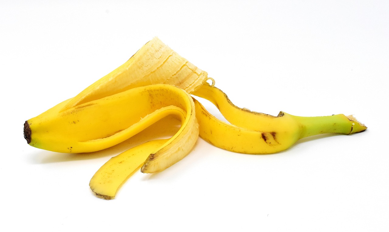 Buccia di banana in un vaso con pianta, evidenziando il suo effetto dopo sette giorni.