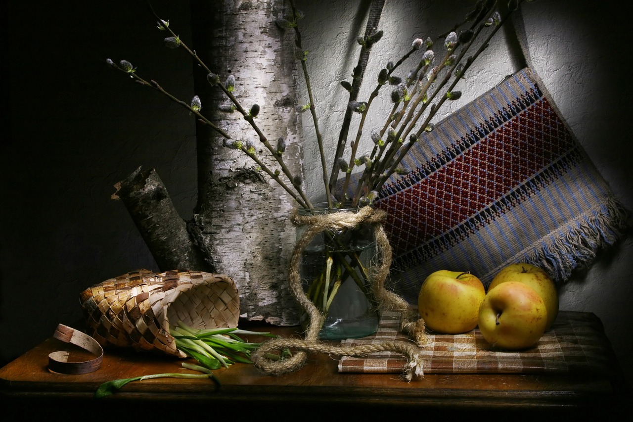 Vischio verde brillante che cresce su un albero di melo in un giardino domestico.