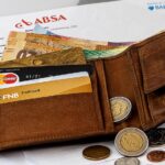 Movimenti conto corrente analizzati dalla banca per segnalazioni su anomalie finanziarie.