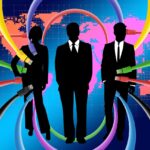 Due persone che si stringono la mano sorridendo, simbolo di alleanze strategiche nel networking.