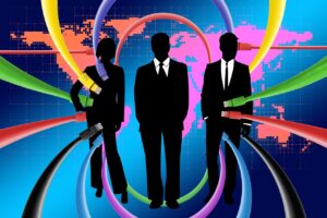 Due persone che si stringono la mano sorridendo, simbolo di alleanze strategiche nel networking.