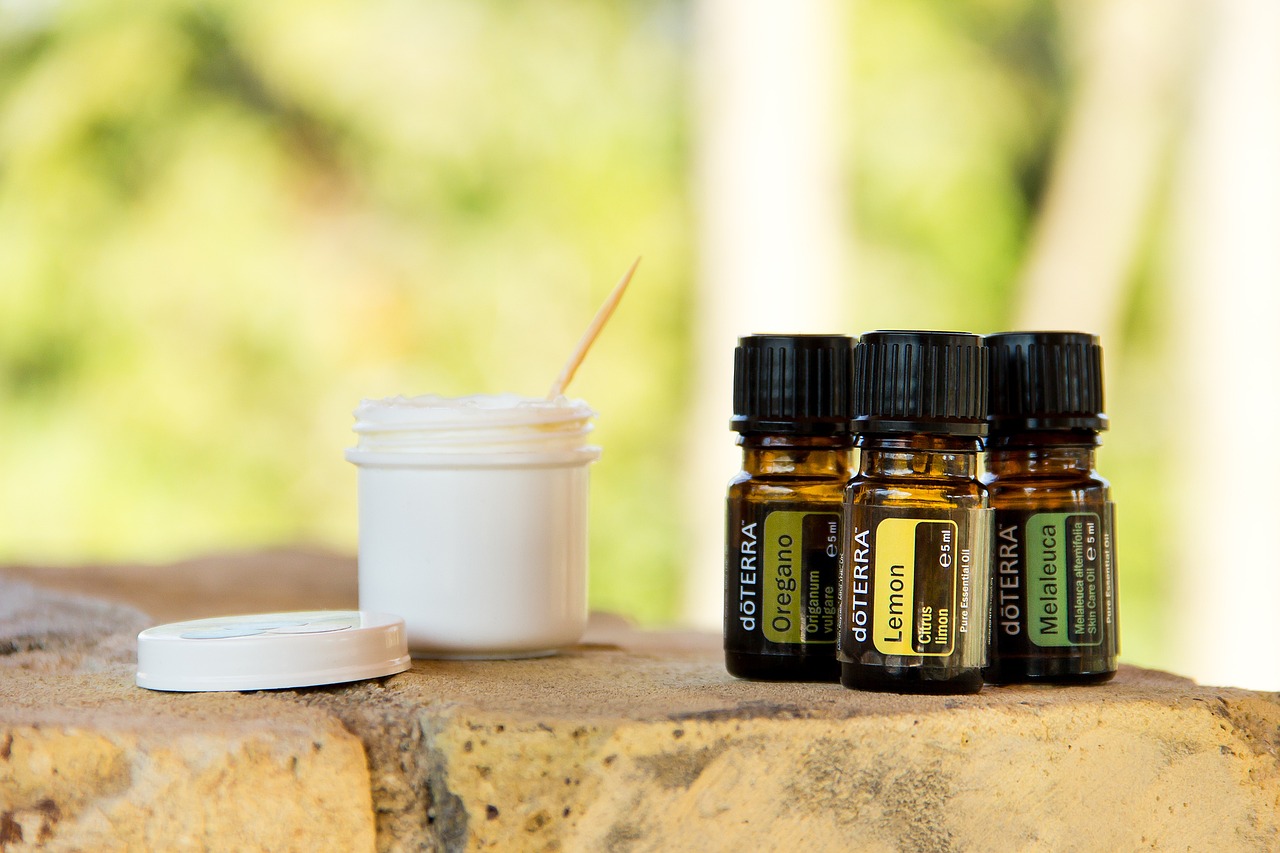 Preparazione di un repellente per zanzare fai-da-te in una ciotola con ingredienti naturali.