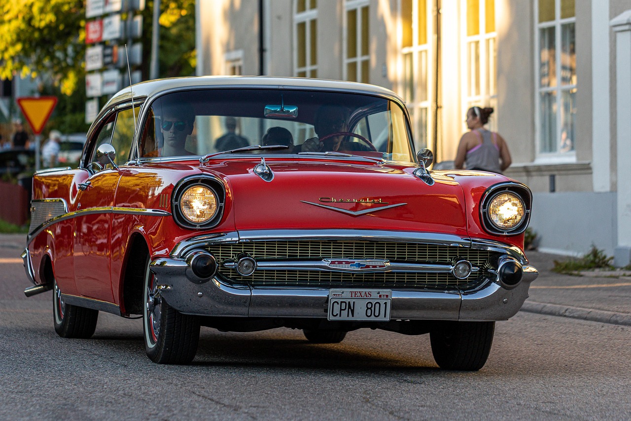 Persona anziana mentre legge informazioni sull'esenzione del bollo auto per i 70 anni nel 2026.