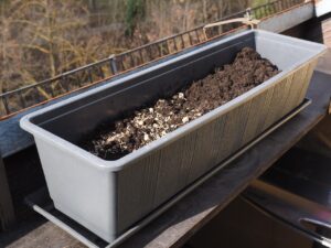 Fioriere sul balcone con argilla espansa sul fondo per drenaggio efficace.