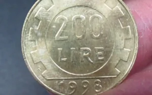 Monete da 500 lire bimetalliche su sfondo bianco, simbolo di valore collezionistico.
