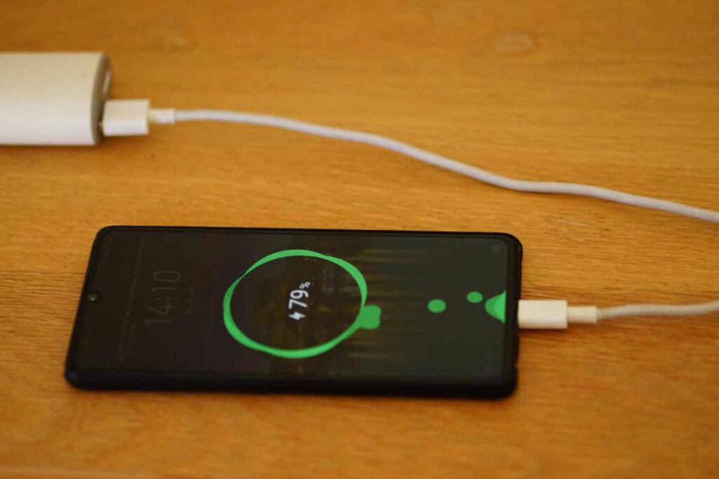 Caricabatterie del telefono lasciato attaccato tutta la notte: ecco il costo della bolletta