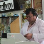 Immagine di un tabaccaio che mostra biglietti Gratta e Vinci vincitori.