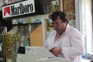 Immagine di un tabaccaio che mostra biglietti Gratta e Vinci vincitori.