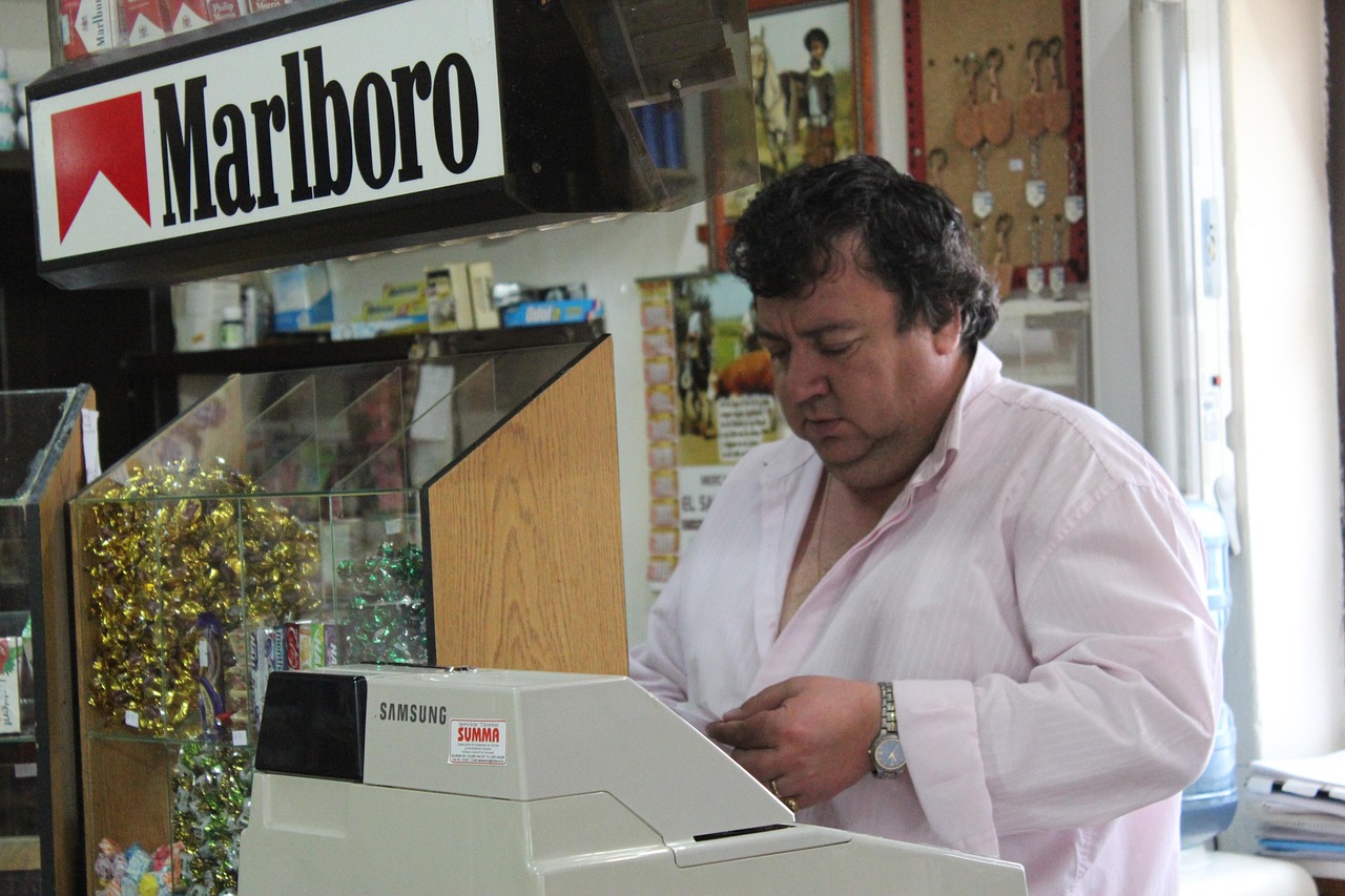 Immagine di un tabaccaio che mostra biglietti Gratta e Vinci vincitori.