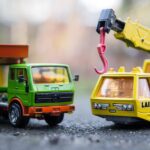 Collezionista esamina vecchi giocattoli anni '80 in un mercatino dell'usato.