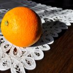 Vecchi centrini della nonna esposti su un tavolo, evidenziando dettagli e colori vintage.