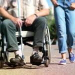 Persona con disabilità che riceve assistenza e supporto, simbolo di diritti e tutele per invalidi civili nel 2025.