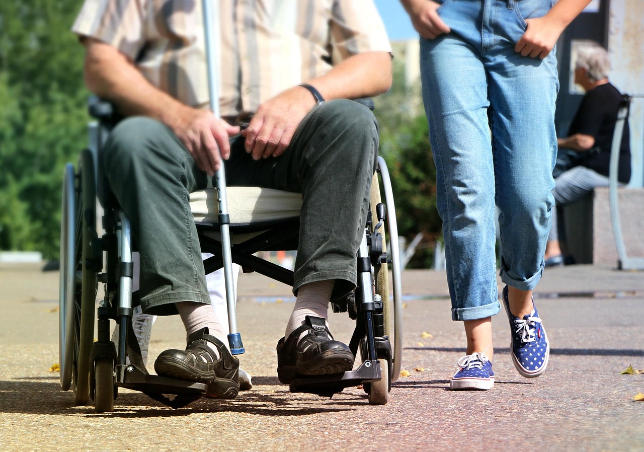Persona con disabilità che riceve assistenza e supporto, simbolo di diritti e tutele per invalidi civili nel 2025.