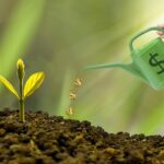 Immagine di un imprenditore che presenta un progetto a investitori in una sala conferenze.