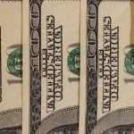 Uomo felice con documenti di pensione, rappresenta il cambiamento delle norme pensionistiche dal 2026.