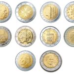 Monete da 2 euro del Vaticano e San Marino esposte su sfondo neutro.