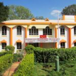 Buono postale con grafica e tassi di interesse al 7%, simbolo di investimento sicuro e redditizio.