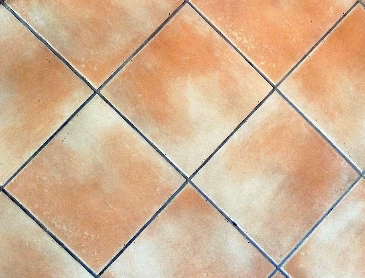 Pulizia delle fughe del pavimento con spazzola e detergente efficace.