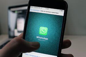 Guida passo passo per rimuovere Meta AI da WhatsApp con istruzioni dettagliate.