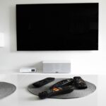 Immagine di un televisore che mostra il logo del digitale terrestre con segnali digitali in sottofondo.