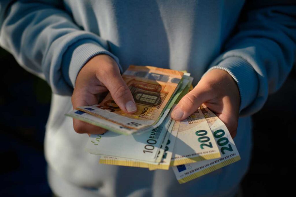 Legge 104: ecco come richiedere i 3600 euro per assistenza a un familiare non autosufficiente