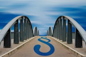 Immagine di un avviso di allerta sulla legge 104 con simboli di attenzione e persone in discussione.