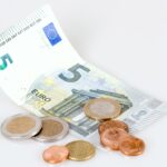 Uomo anziano sorride mentre consulta informazioni sul bonus affitto 2026 per over 65 con reddito limitato.