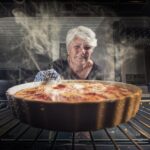 Nonna mentre pulisce un forno con metodi tradizionali e naturali.