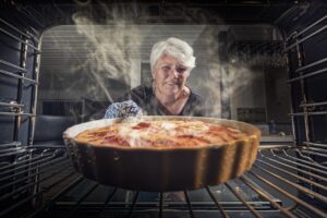 Come pulire il forno: ecco il trucchetto della nonna