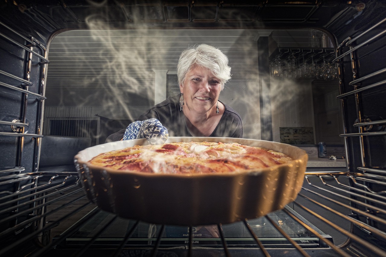 Nonna mentre pulisce un forno con metodi tradizionali e naturali.