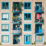 Immagine di un condominio con persone anziane discutendo di spese comuni.