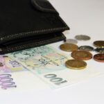 Immagine di una mano che tiene una penna sopra un documento bancario riguardante un conto cointestato.