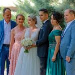 Coniuge che si risposa dopo i 60 anni, riflettendo su eredità e pensione di reversibilità.