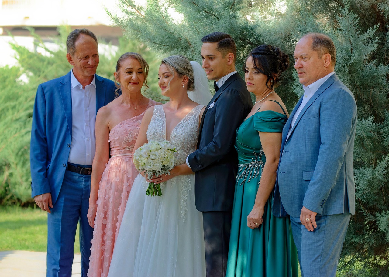 Coniuge che si risposa dopo i 60 anni, riflettendo su eredità e pensione di reversibilità.