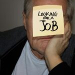 Immagine di un gruppo di lavoratori felici che festeggiano il pensionamento anticipato.