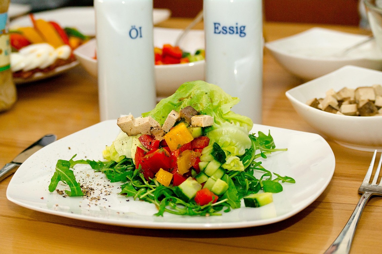 Ingredienti freschi di stagione disposti su un tavolo per preparare piatti salutari.