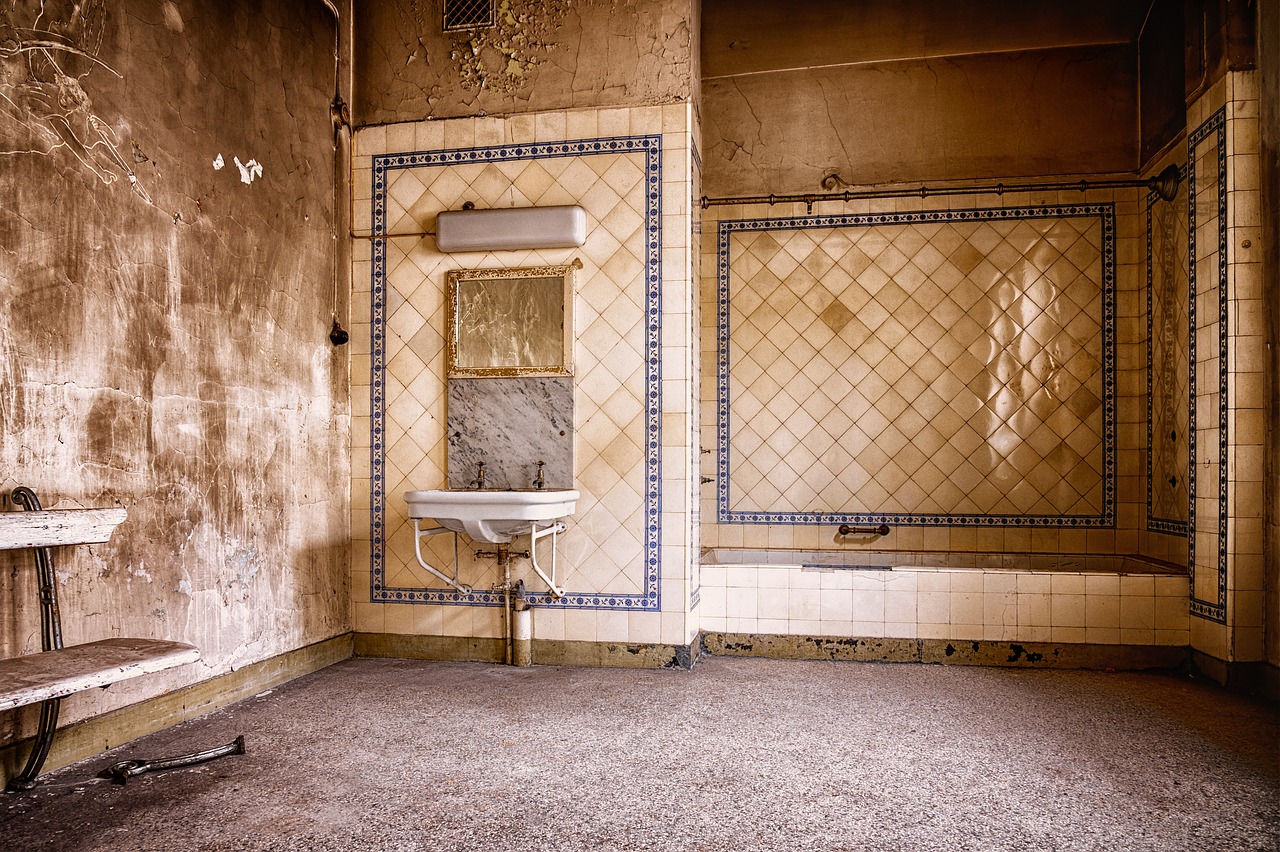 Due anziani sorridenti alle terme, simbolo di accesso agevolato per over 70 nel 2026.