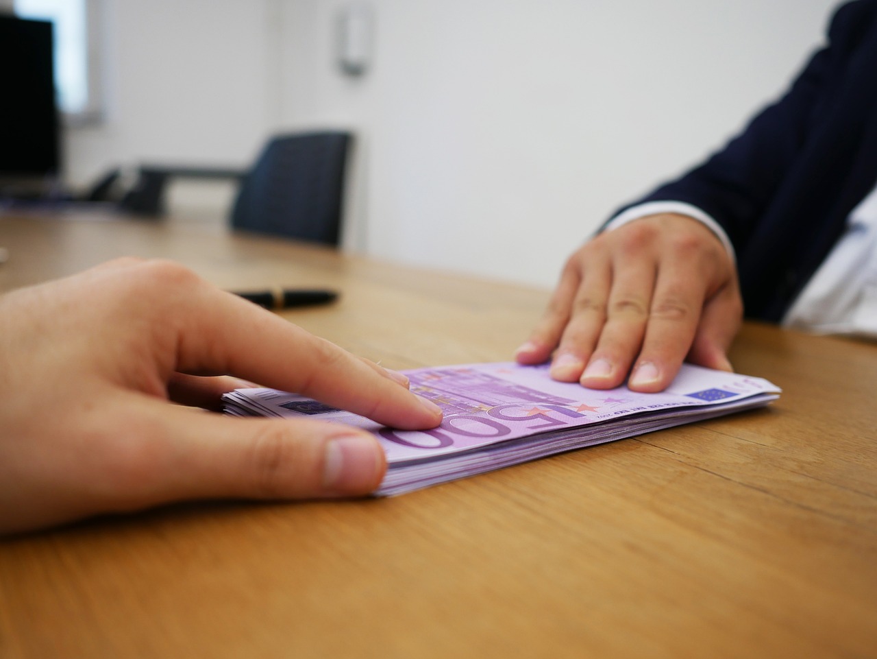 Immagine di un pensionato INPS mentre consulta documenti per ottenere un prestito sull'onore.