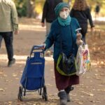 Anziano che compila un modulo per richiedere la carta d'argento regionale.