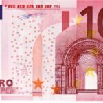 Banconote in euro non più in circolazione, esposte su un tavolo.