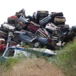 Immagine di un'auto rottamata con cartello "Esenzione bollo auto 2026" e dettagli sulla rottamazione veicoli euro 3.