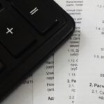 Dettaglio di un ascensore condominiale con cartelli informativi sulle spese di manutenzione e detrazioni fiscali.