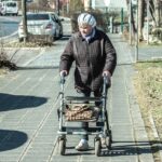 Immagine di auto con cartelli stradali, simbolo dell'abolizione del superbollo per anziani.