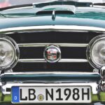 Auto storica parcheggiata con targa d’epoca, simbolo di esenzione bollo per veicoli storici.