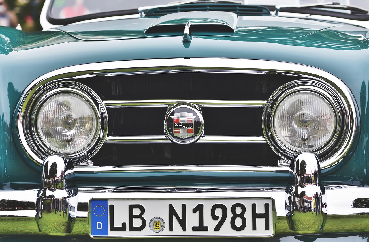 Auto storica parcheggiata con targa d’epoca, simbolo di esenzione bollo per veicoli storici.