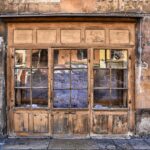 Immagine di un negozio chiuso con avviso di restituzione fondi fiscali.