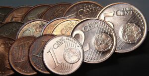 Monete da 1 centesimo rare, alcune valutate fino a 6.000 euro, esposte su un tavolo.